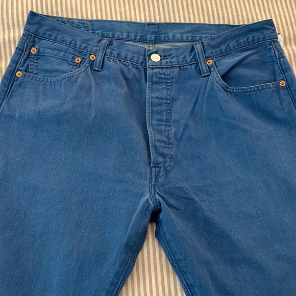Levi’s 501 light wash jeans, 36W x 32L 100% lightweight cotton, leather tag - Picture 4 of 5